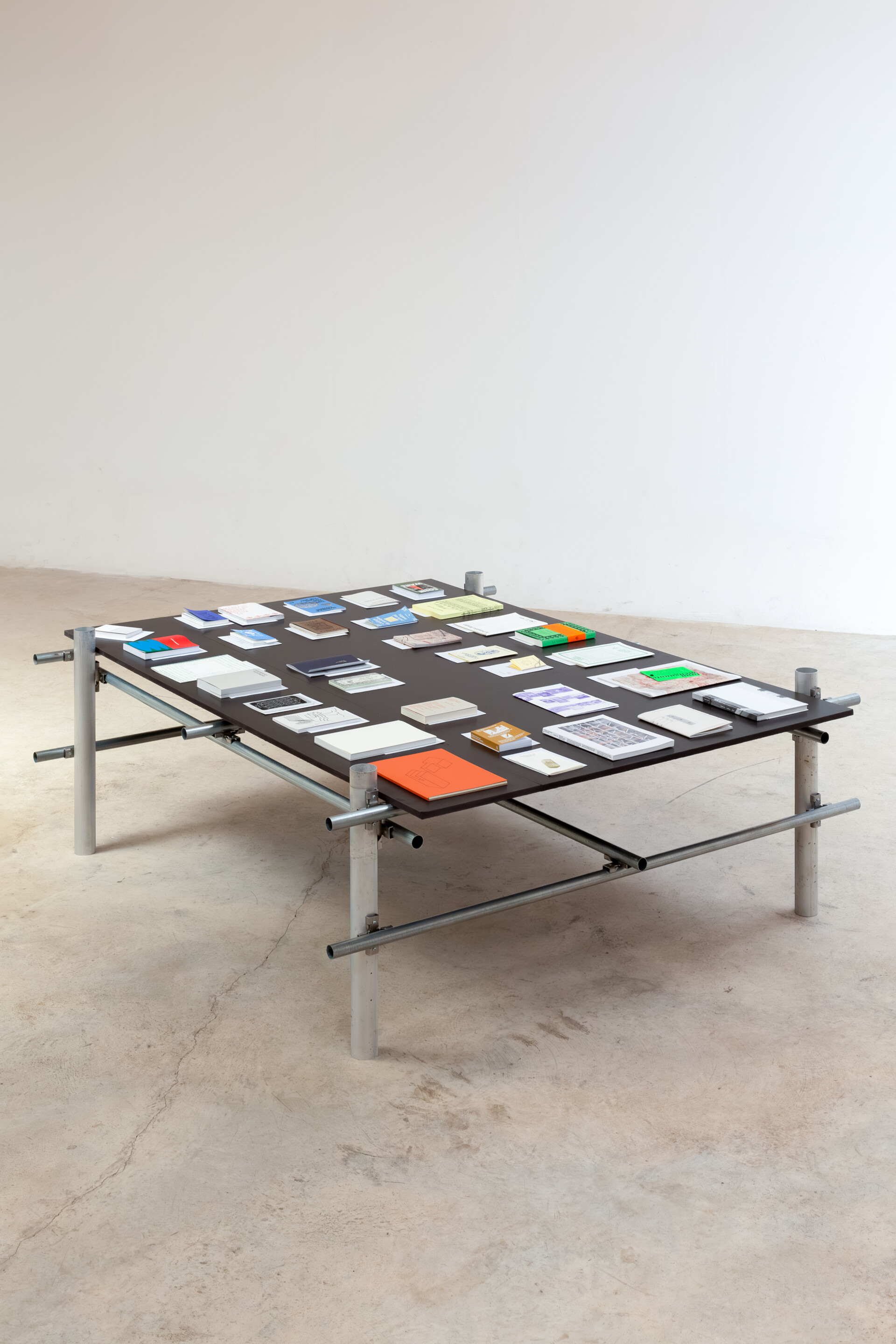 AV90 Kiosko 004 table